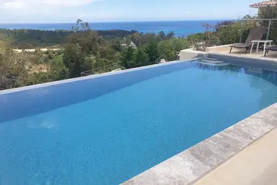 Image de Maison avec vue mer et montagne, au calme et à la décoration soignée.
