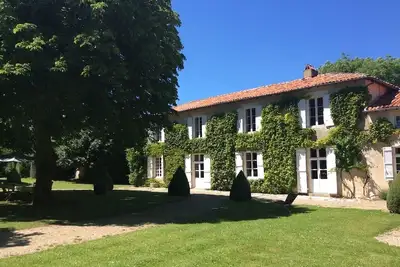Image de Manoir Charentais du 17ieme siecle, au bord de la Charente / tennis - piscine