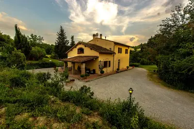 Image de La maison de campagne au milieu d'une petite vallée verde'La la maison des ormes »