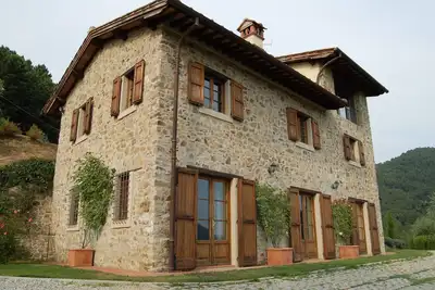 Image de traditional Tuscan farmhouse set amongst terraced olive groves &  pine forests