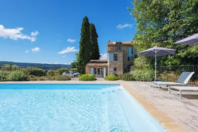 Image de Mas provençal traditionnel avec piscine au milieu des vignes et des olives