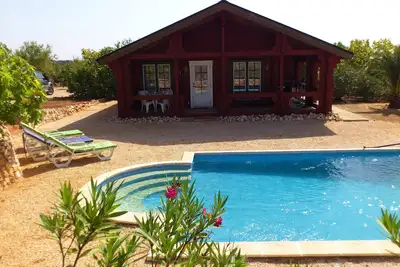 Image de Vacances au milieu des amandiers et de figuiers sur 35 000 m² de terrain avec piscine