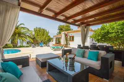 Image de Idéal pour les familles Jardin et piscine privés orientés plein sud avec salle de sport Wifi et A / C
