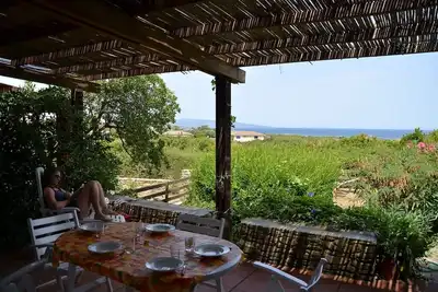 Image de hébergement confortable avec la plage en dessous de la maison