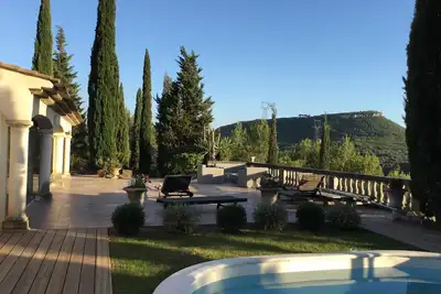 Image de A coté d'Aix, grande villa avec piscine et vue panoramique surplombant la vallée