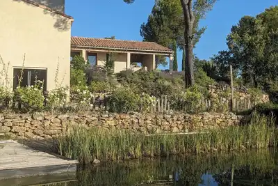Image de Spacieuse maison d'architecte avec Piscine naturelle 15 m x 4