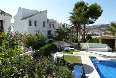 Bel appartement avec jardin privé et vue sur la mer.