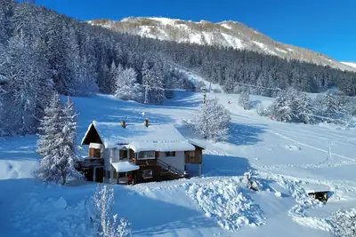 Image de Chalet été-hiver situé sur les pistes du Seignus d'Allos, vue Mercantour