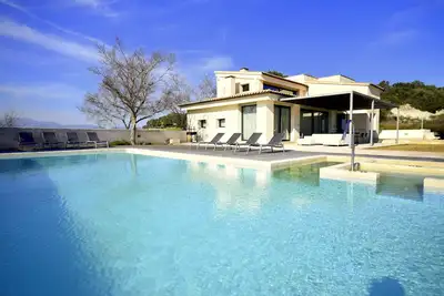 Grande maison de luxe moderne avec vue magnifique, jardin, piscine, à seulement 8 km de la plage