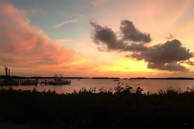 Image de Elégant Bay Harbor Condo avec 50 Slip Pied bateau, piscine chauffée, bain à remous, et salle de sport