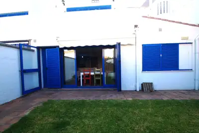 Maison détendre avec idéal pour les familles ou les couples herbe, collé à la plage