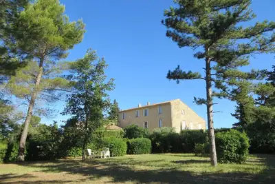 Image de En Luberon, Appartement dans une bastide provençale au coeur de la pinède