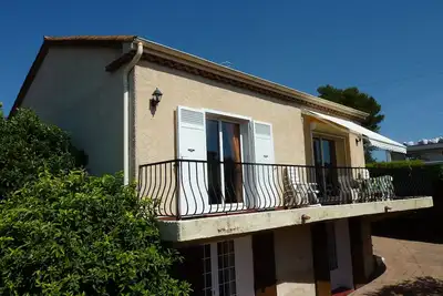 Image de Location appart au 1er étage d'une villa vue mer sur balcon pour les repas.