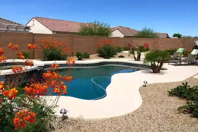 Image de Estrella Oasis: Cour arrière privée et ensoleillée avec piscine, spa, bol à feu et barbecue à gaz