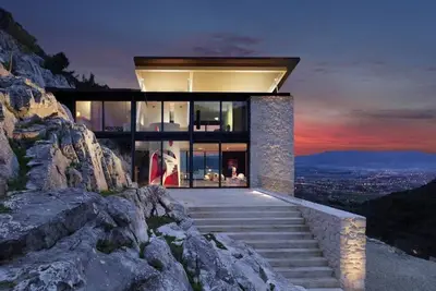 Image de Villa en pierre et maison d'hĂ´tes avec toit et piscine Ă toit ouvrant