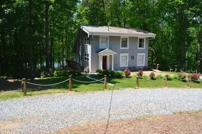 Image de Cozy lac Cabin avec la Grande-Vue Sur l'eau