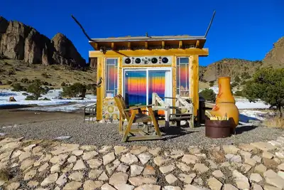 Image de Un Solaire, Cordwood / Bouteille De Charme Construit De Bouteille, Dans Les Montagnes La Garita