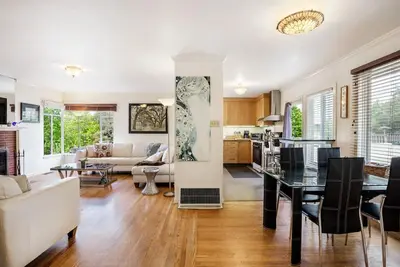 Image de Condo 2 chambres seulement 1 bloc à Ucb