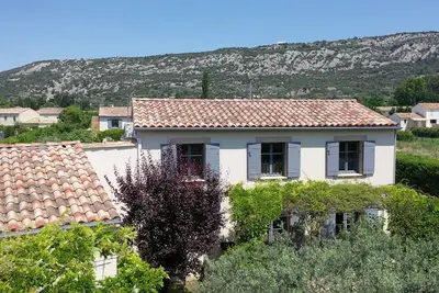 Image de Maison de charme en Provence dans domaine avec piscine partagée et chauffée