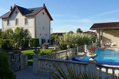 Image de Gîte de Charme tout confort au coeur de la Saintonge Dorée. Piscine chauffée