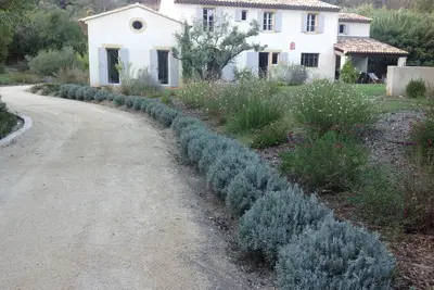 Image de Bastide à louer proximité Aix-en-Provence idéale pour famille avec enfants.