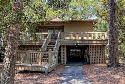 Image de Animaux domestiques relaxants avec vélos et piscine communautaire