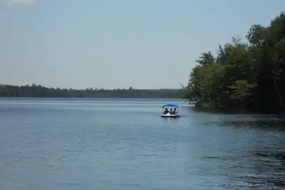 Image de Vacances, excursions de pêche guidées ou pêche non guidée. Grande pêche à l'achigan.