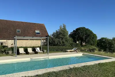 Image de Maison de charme entouree de champs avec belle piscine dans le haut-quercy