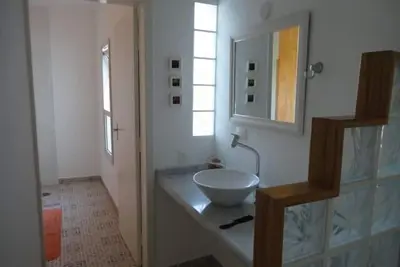 Image de 5 dormits. 5 salles de bains, piscine, barbecue, à côté de la plage,