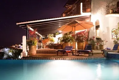 Image de 5 min à pied de la plage -Piscine privée / Spa -on House Hunters Int'l, Wifi - Xmas Open