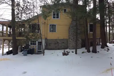 Image de la maison au bord du lac tranquille se trouve au-dessus du lac, avec une vue imprenable