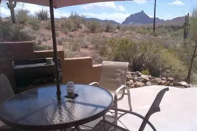 Image de Très très privé - 2br / 2ba avec vue sur la montagne dans le désert (Tout Nouvellement REMODÉ! ! ! )