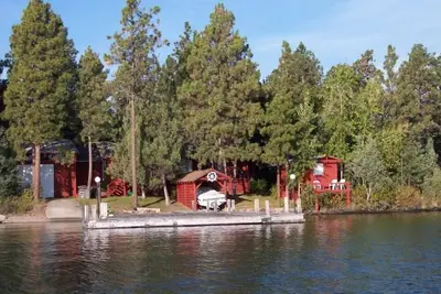Image de Moose Lodge Rustic Log Home comprend deux quais de glissement de bateau avec 2 cabines invités
