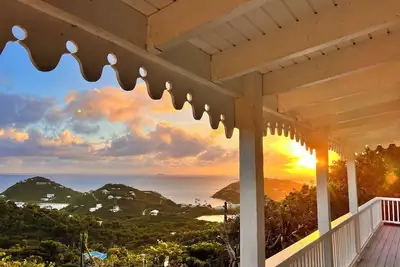 Image de Vues sur l'océan incroyables et brises à la Villa Catalina, St John. Confort-intimité