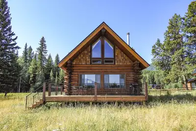 Image de Belle Log Cabin, vue imprenable sur le Glacier National Park, près de Polebridge