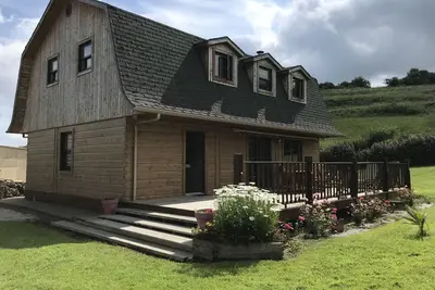 Image de Maison en bois avec tennis  privé