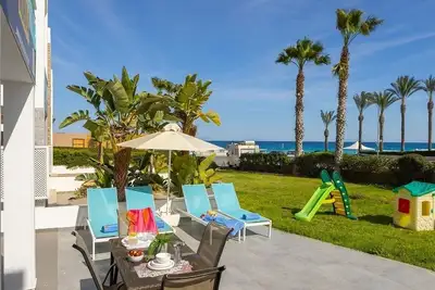 Image de Villa en bord de mer à moins de 50 mètres de toutes les commodités et des plages de sable