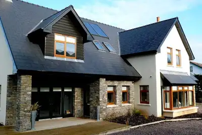 Image de Luxe spacieuse maison nouvellement construite avec vue sur la montagne près de la ville de Bantry