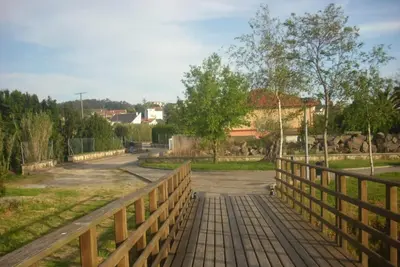 Image de Maison spacieuse avec ferme fermée à côté de la mer