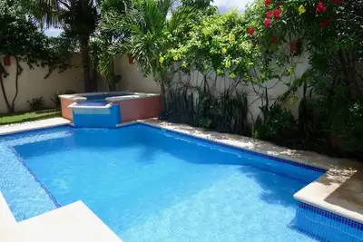 Image de Belle Grande maison privée avec piscine privée, bain à remous, terrasse