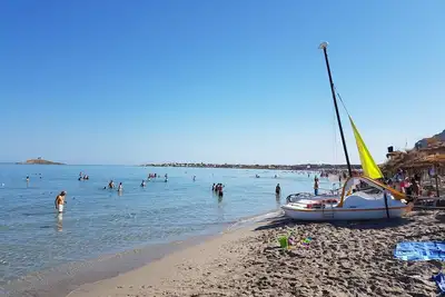 Image de Villa avec une véranda et une douche extérieure près de la mer et sites culturel