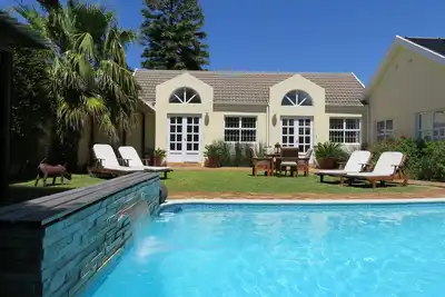 Image de Beau studio pour 2 personnes avec jardin et piscine