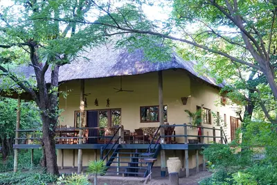 Image de Villa de luxe / Maison à Kruger Park avec une grande véranda donnant sur le jardin