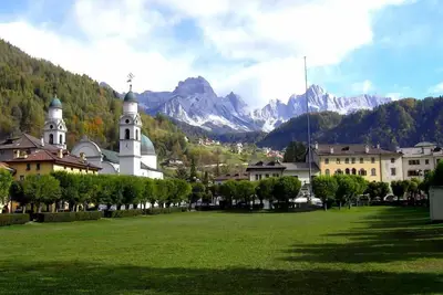 Image de Vacances En Agordo Dolomites, randonnée, détente, des forêts, des rochers et des couchers de soleil Pink! !