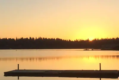 Image de Privé Lac Gated eau Home Front. La plage privée et d'un quai près de la baie Chambre Gc