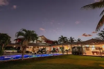 Image de maison confortable avec piscine