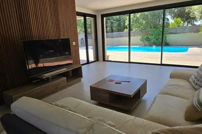 Image de villa avec piscine et jardin