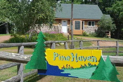 Image de Belle escapade dans les magnifiques Northwoods avec vue partielle sur le lac