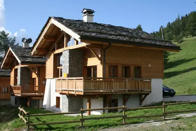 Image de Peisey Nancroix: Grand confort et calme pour ce très beau Chalet, en lisère de foret, et aux départ des randonnées dans le Parc National de la VanoiseL'hiver sur le domaine skiable