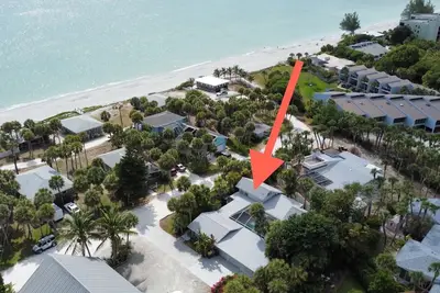 Image de Belle maison clé de Manasota avec architecture classique de Key West et piscine chauffée
